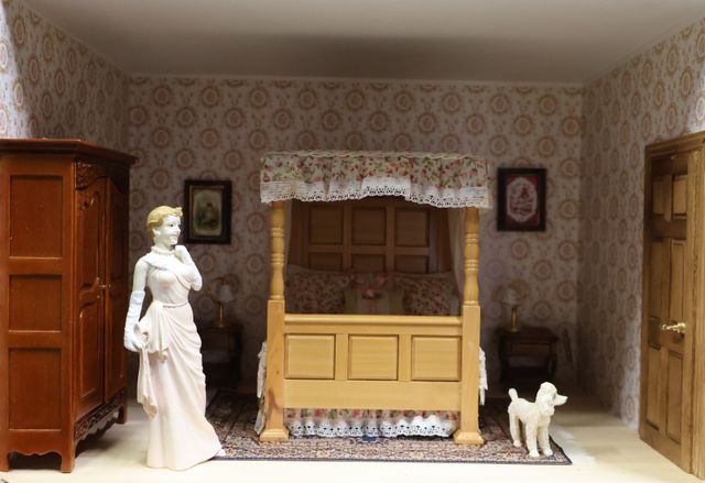 Diorama. Composition miniature, dans une vitrine en bois, vitre e...