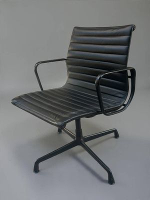 une image représentant un fauteuil de bureau en cuir noir sur fond blanc