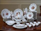 beaucoup d'assiettes et de tasses sur la table