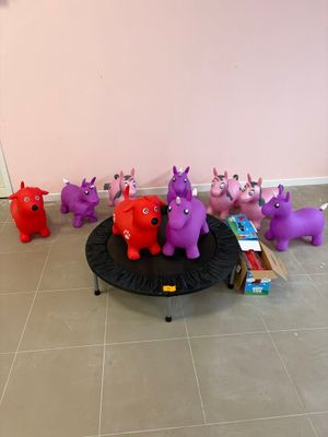 plein de jouets qui traînent sur un trampoline