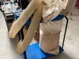 une image représentant une machine à laquelle un tuyau est raccordé à l'arrière
