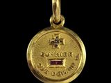un gros plan d'une médaille d'or sur fond noir