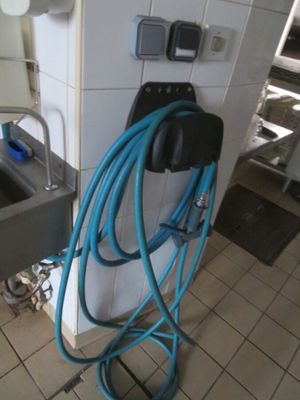 un tuyau bleu fixé au mur d'une cuisine