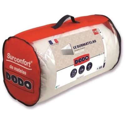 Le sac est rouge et blanc, avec une poignée noire.