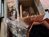 Des cartons contenant des objets divers sont posés sur une table dans une pièce