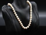 un collier de perles blanches sur une tête de mannequin