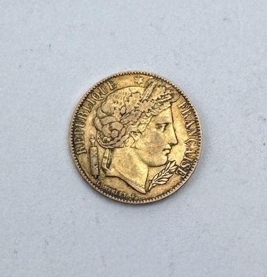 Gros plan sur une pièce d'or ornée d'une tête de femme
