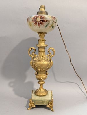 une lampe posée sur une table