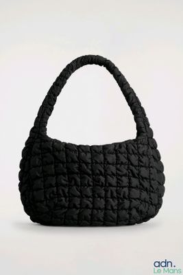 Le sac noir est confectionné à partir d'un grand morceau de tissu.