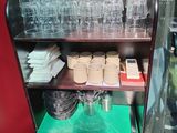 des bouteilles et des verres posés sur une étagère devant une vitrine