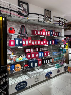 un magasin où de nombreux articles sont exposés