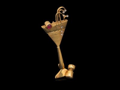 une image représentant un objet en or sur lequel sont posés une chaussure et un chapeau
