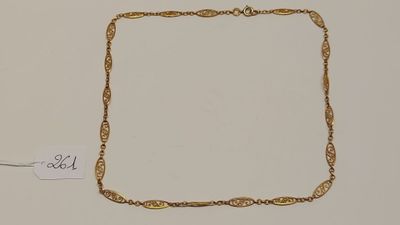 une photo d'un collier en or muni d'une étiquette
