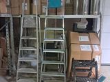 beaucoup de cartons et d'échelles dans un garage