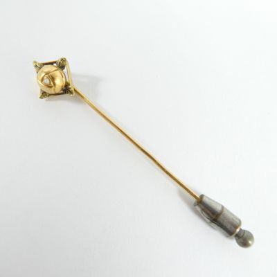 une image représentant une broche en or et en argent ornée d'un oiseau