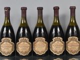 quatre bouteilles de vin sont alignées sur une table