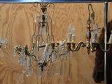 un lustre suspendu au plafond d'une pièce