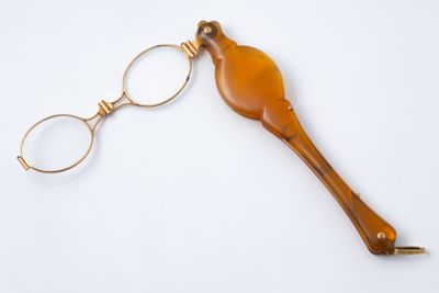une cuillère en bois avec un manche en métal et une paire de ciseaux