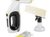 un gros plan sur un nettoyeur à vapeur jaune et blanc et une éponge