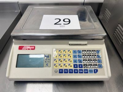 une image représentant une balance sur laquelle est posée une étiquette de prix