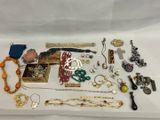 de nombreux types de bijoux sur la table