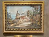 un tableau accroché au mur d'un immeuble