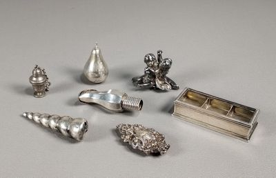 un grand nombre d'objets en argent posés sur une table