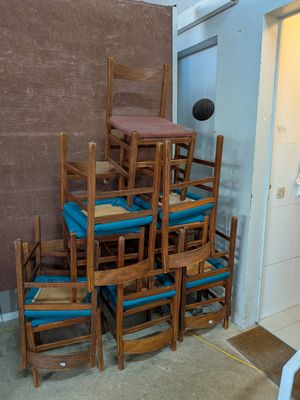une pile de chaises et une table dans une pièce