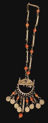 Important collier en argent 800/1000 retenant un pendentif r…