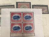 un gros plan d'un morceau de papier avec des timbres dessus