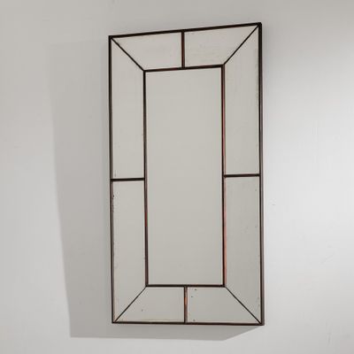 une image représentant un miroir accroché au mur d'une pièce