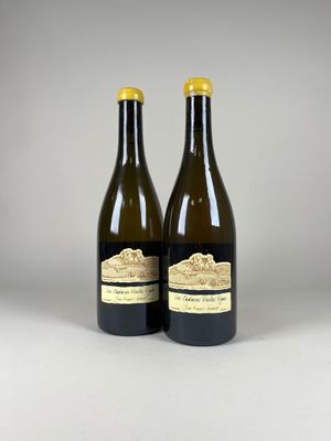 deux bouteilles de vin posées l'une à côté de l'autre sur une table