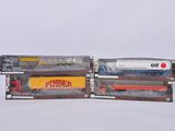 deux petits trains assis l'un à côté de l'autre sur une surface blanche