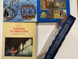 Plusieurs livres sont posés sur une table, à côté d'une tasse de café