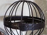 une boule métallique suspendue au plafond d'une pièce