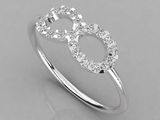 une bague en or blanc sertie de diamants sur fond gris