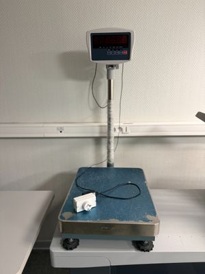une image représentant une balance posée sur une table dans une pièce