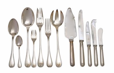 beaucoup d'argenterie sur une table blanche