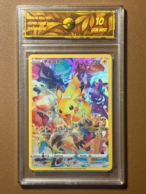 un gros plan d'une carte Pokémon accrochée au mur