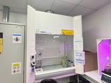 une image représentant un laboratoire avec un ordinateur portable et un écran