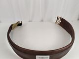 une ceinture en cuir marron avec une boucle dorée