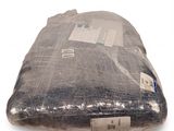 un matelas emballé dans du plastique posé sur une surface blanche