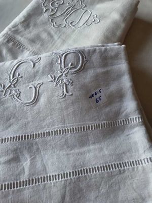 deux serviettes ornées de monogrammes posées sur une table
