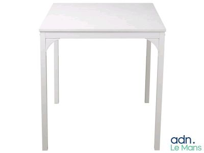 La table est blanche ; son plateau et ses pieds sont blancs.