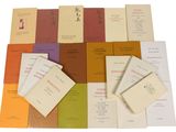 plusieurs livres sont empilés sur une surface blanche