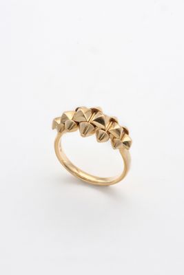 une bague en or surmontée de cinq petites pyramides