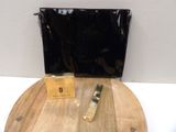 un flacon de parfum posé sur une table en bois