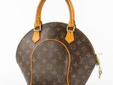 un sac à main Louis Vuitton sur fond blanc