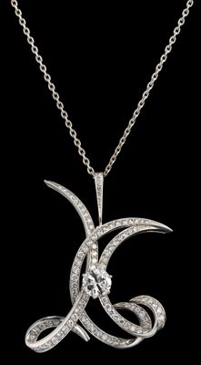 un pendentif en or blanc et diamants sur une chaîne