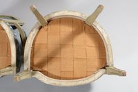 Paire de fauteuils cabriolets en bois sculpté laqué gris rep… (photo 4)